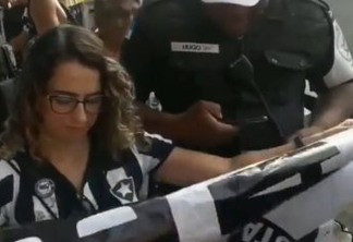 Felipe Neto divulga vídeo em que policiais apreendem faixa do 'Botafogo Antifascista' de torcedora - VEJA