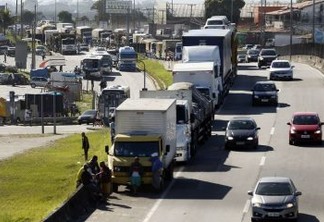 Caminhoneiros fazem paralização na BR 101, Niterói-Manilha, na altura de Itaboraí, no Rio de Janeiro.
