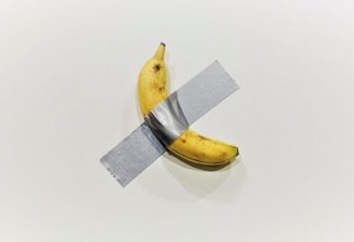Obra de banana com fita adesiva é vendida por R$ 500 mil em feira nos EUA