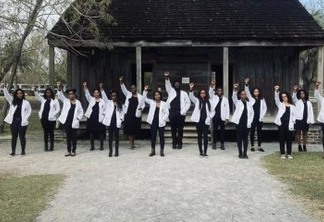 Estudantes negros de medicina posam para foto em antiga fazenda de escravos