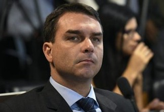 MP acusa Flávio Bolsonaro e esposa de lavagem de dinheiro com a “rachadinha” para comprar apartamentos