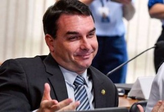 Ministério Público aponta que Flávio Bolsonaro omitiu transação de R$ 350 mil