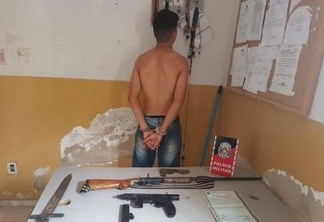 Jovem é detido por posse ilegal de arma e Polícia encontra submetralhadora e espada na residência