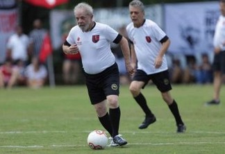 BATENDO UM BOLÃO: Lula joga futebol com Chico Buarque em campo do MST dois anos após ato de desagravo