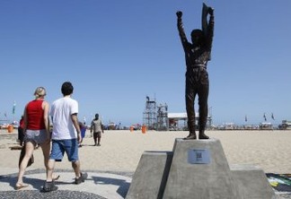 Estátua do piloto Ayrton Senna em tamanho real é instalada no calçadão de Copacabana