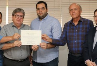 João Azevêdo recebe título ‘Amigo do Transplante’