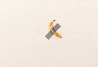 Obra com banana presa com fita adesiva é vendida por R$ 505 mil