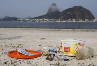 Estudo revela que bituca de cigarro é maior parte do lixo nas praias brasileiras
