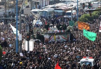 Multidão acompanha funeral de Qassem Soleimani no Irã