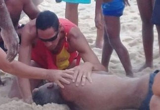 SÓ OS PÉS PARA FORA: Jovem soterrado em brincadeira na praia tem quadro estável