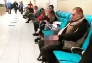 Passageiro urina em saguão de aeroporto enquanto aguarda embarque