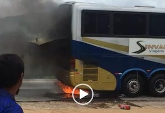 Ônibus do Atlético de Cajazeiras pega fogo na BR-230 a caminho de João Pessoa - VEJA VÍDEO