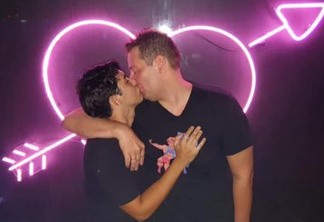 Casal homoafetivo se beija dentro de carro de aplicativo e é agredido por motorista e por PM
