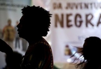 Quase metade dos negros brasileiros ganha um salário mínimo ou menos