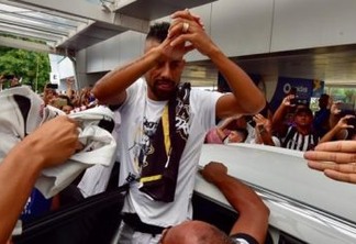 "ACABOU O CAÔ"! Torcida do Botafogo faz festa para receber o lateral Léo Moura - COM VÍDEO