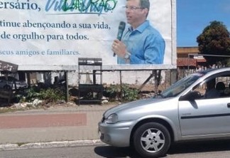 'LADRÃO': câmeras de segurança flagram dois homens pichando outdoor em homenagem ao aniversário do Prefeito Vitor Hugo - VEJA VÍDEO
