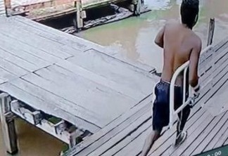 DEU SEU JEITO: Homem foge de hospital carregando parte da cama em que estava algemado - VEJA VÍDEO