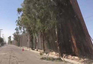 Muro de Trump na fronteira com México é derrubado por ventos fortes - VEJA VÍDEO