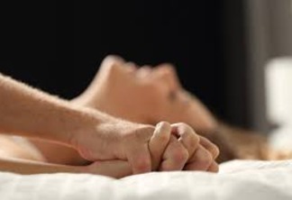 Idosa de 64 anos marca encontro pela internet e morre em motel após relação