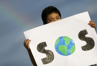 Estudantes fazem ato reivindicando a adoção de ações para melhoria do clima, na Praça dos Três Poderes, em Brasília.