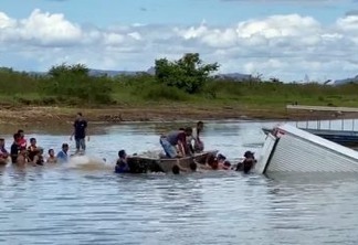 Caminhão cai em rio e moradores nadam e usam barco para saquear carga de carne