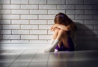 Mãe pede ajuda na web: "Minha filha de 5 anos se masturba em público"