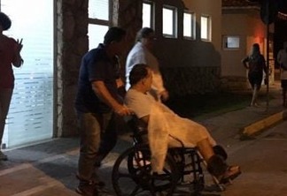 Tony Ramos recebe alta e deixa hospital de cadeira de rodas
