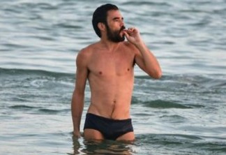 VOLUME GENEROSO: Caio Blat usa sunga 'reveladora' na praia e internet reage