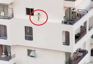 PERIGO: Criança atravessa beirada no quinto andar de prédio; VEJA VÍDEO