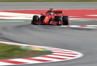 Vettel coloca Ferrari na frente e Hamilton tem problemas