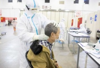 China regista menor subida de casos de coronavírus em quase um mês