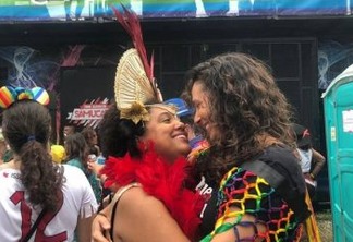 Mônica Benício usa camiseta com frase 'Quem mandou matar Marielle?' e curte o Carnaval com sua nova companheira