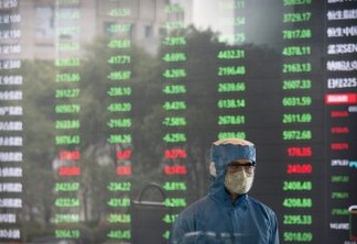 Bolsas chinesas reabrem após 10 dias e desabam mais de 7%, maior queda desde 2015