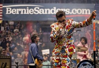 'BAD DECISIONS': Strokes divulga nova música durante showmício para Bernie Sanders - VEJA VÍDEO