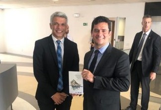 PRESENTE: Sérgio Moro recebe livro de delegado que comandou Xeque-Mate e faz elogio