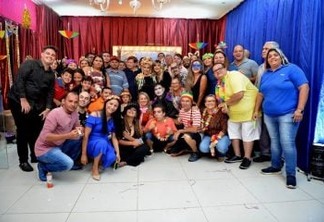 Deputados Edna e João Henrique participam de baile carnavalesco acompanhados por correligionários