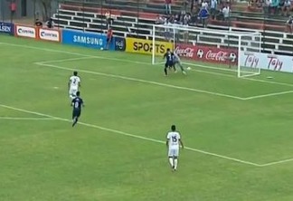 Goleiro tropeça na bola e marca gol contra bizarro no Paraguai - VEJA VÍDEO