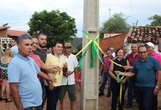Prefeita de município do Piauí inaugura poste de energia e vira piada na web
