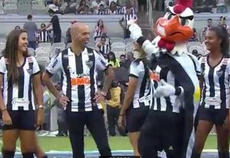 VEJA VÍDEO: Mascote do Atlético Mineiro pede para jogadora "dar uma voltinha" e funcionário é afastado