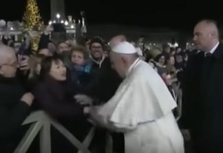 Papa se reuniu no Vaticano com mulher em que ele deu um tapa na mão: VEJA VÍDEO