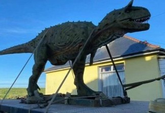Homem encomenda acidentalmente dinossauro de 6 metros para o filho - VEJA VÍDEO