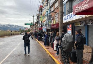 Paraibanos presos no Peru aguardam em frente ao aeroporto por resgate: 'Um único voo levaria todos nós' - VEJA VÍDEOS
