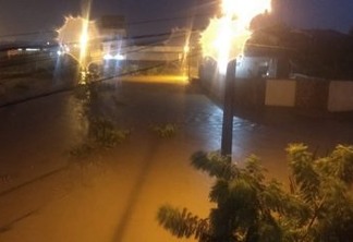 Forte chuva alaga ruas e invade residências em Catolé do Rocha - VEJA VÍDEO