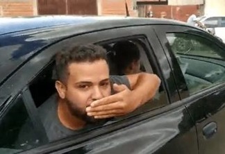 Vereador preso em flagrante por 'rachadinha' manda beijos ao ser levado por polícia - VEJA VÍDEO