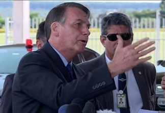 Bolsonaro volta a ironizar jornalistas no Palácio da Alvorada, 'O vírus tá pra lá'