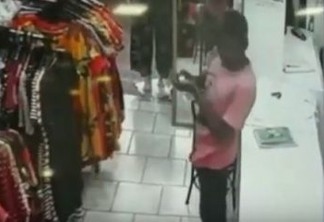 Homem passa álcool em gel nas mãos antes de furtar loja: VEJA VÍDEO