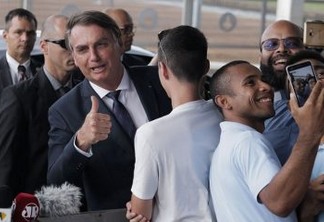 Presidente Jair Bolsonaro cumprimenta populares na entrada do Palácio da Alvorada