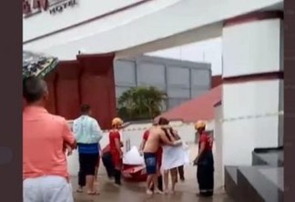 ILHADOS E PELADOS - Casais são resgatados de bote após alagamento em motel; VEJA VÍDEO