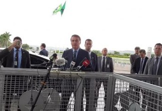 Bolsonaro volta a atacar governadores e defende isolamento mais brando: 'O que alguns estão fazendo é crime' - VEJA VÍDEO