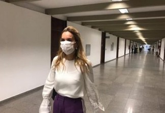 Contra coronavírus, Daniella Ribeiro usa máscara no Congresso Nacional